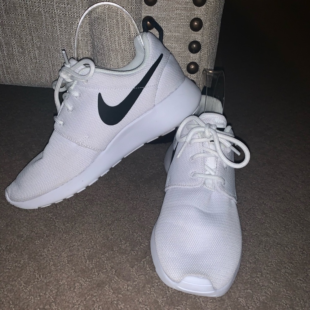 NIKE ROSHE White w Black Swoosh Ladies Sz 6.5